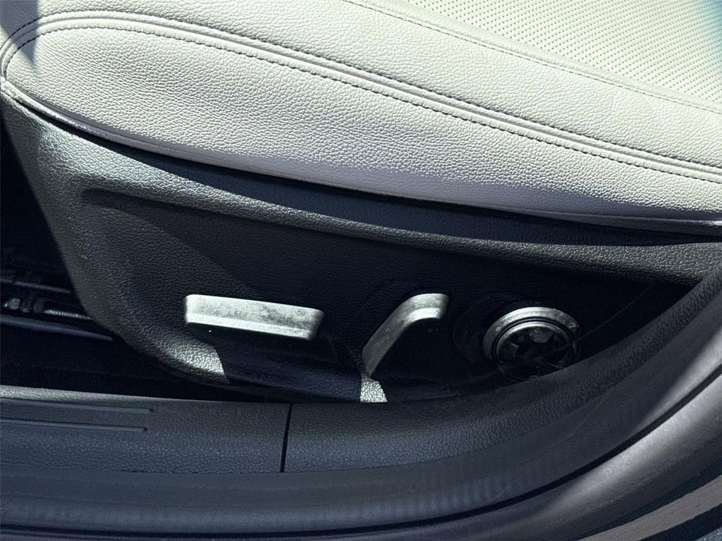 2025 GENESIS G70 Standard - Photo 33