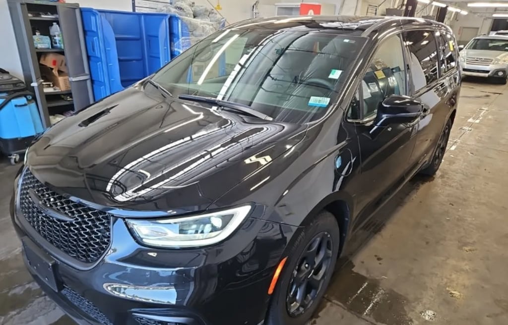 Used 2023 Chrysler Pacifica Hybrid Limited Minivan