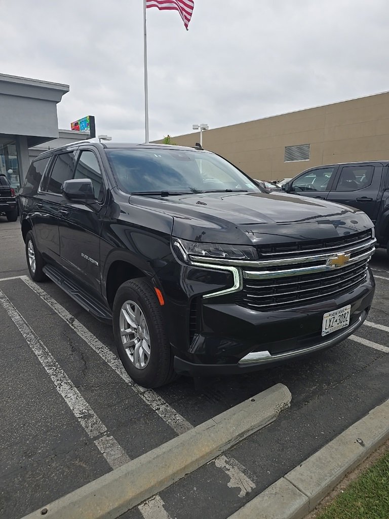 2024 Chevrolet Suburban LT photo 2
