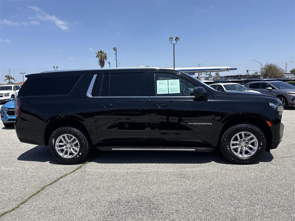 2021 Chevrolet Suburban LT photo 2
