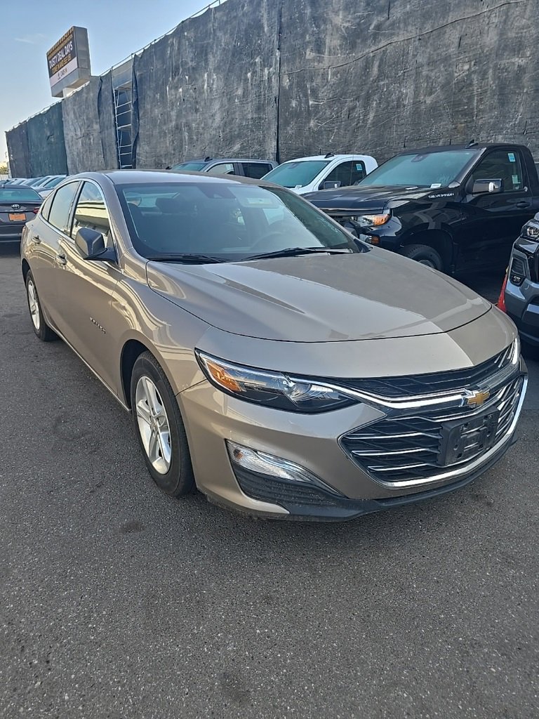 2023 Chevrolet Malibu photo 2