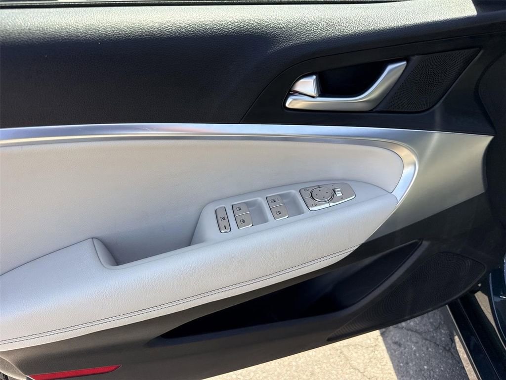 2025 GENESIS G70 Standard - Photo 18