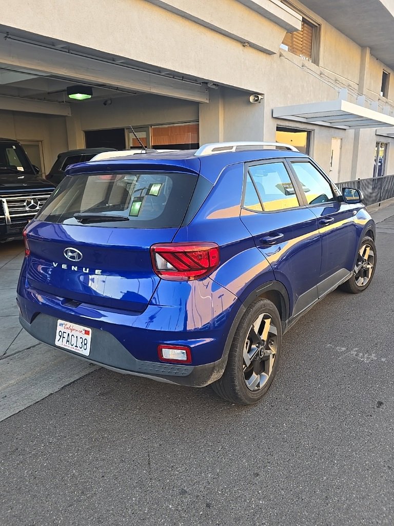 2023 Hyundai Venue SEL photo 3