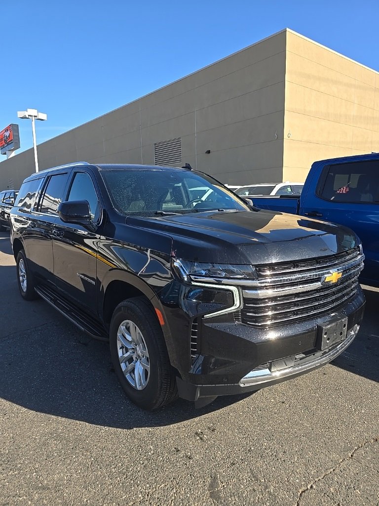 2024 Chevrolet Suburban LT photo 2