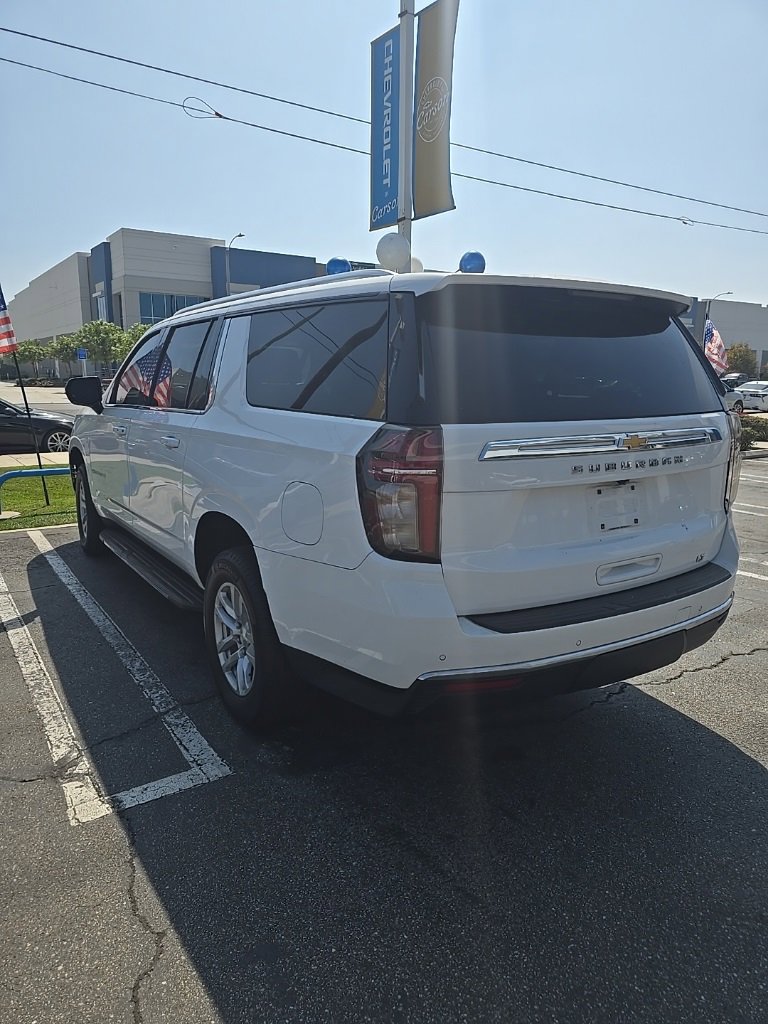 2021 Chevrolet Suburban LT photo 3