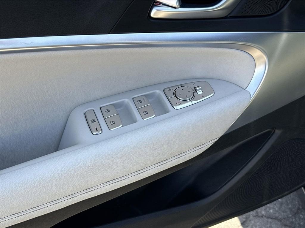 2025 GENESIS G70 Standard - Photo 21