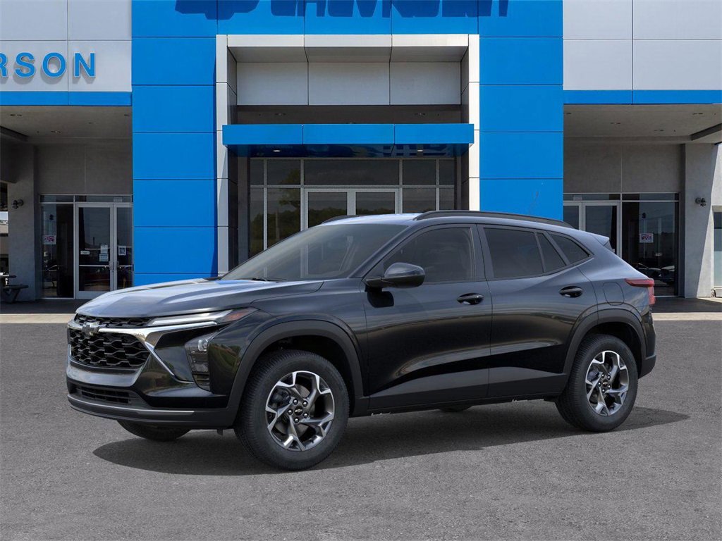 2025 Chevrolet Trax LT photo 2