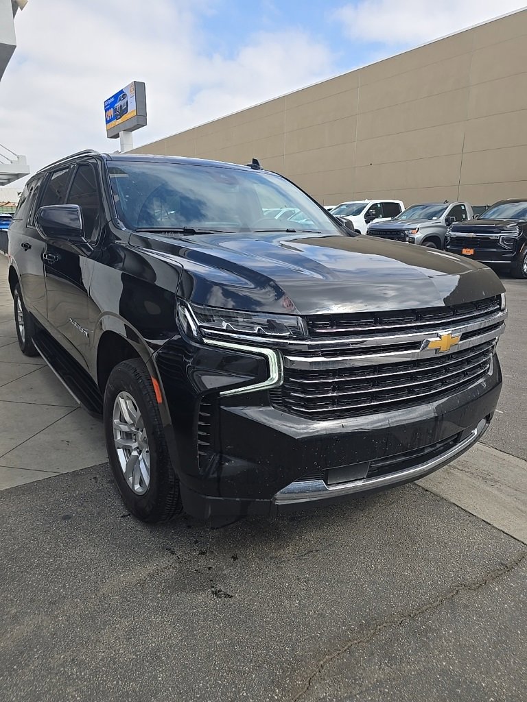 2024 Chevrolet Suburban LT photo 2