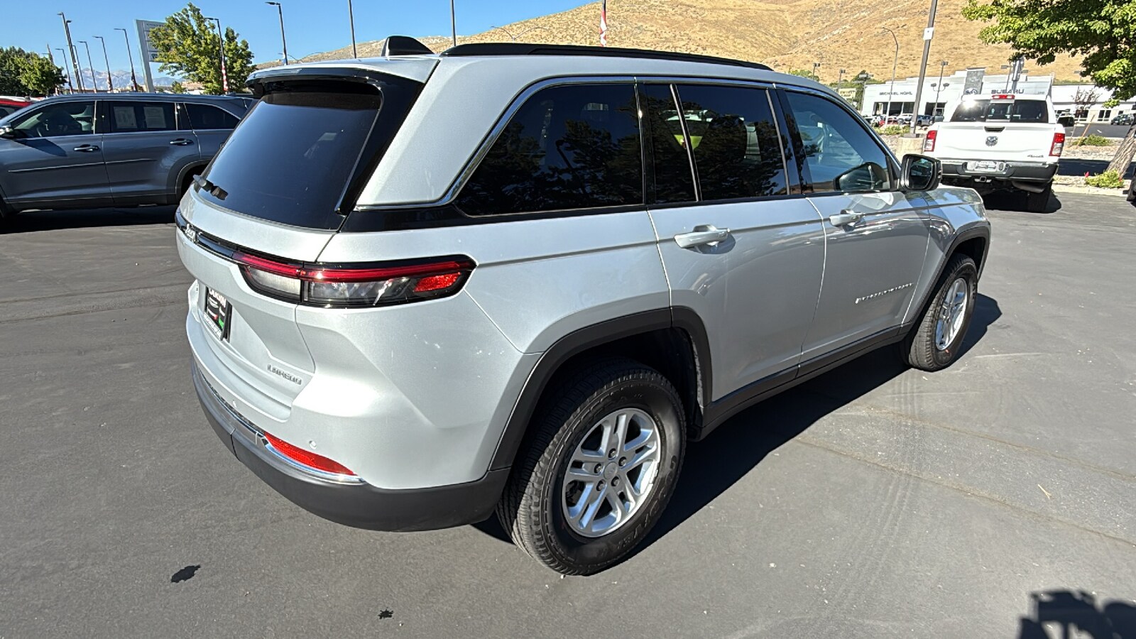 2025 Jeep Grand Cherokee Laredo photo 3