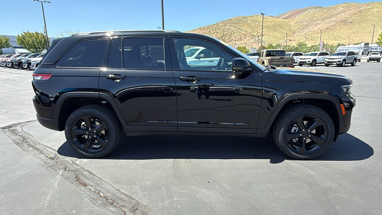 2025 Jeep Grand Cherokee Altitude photo 2