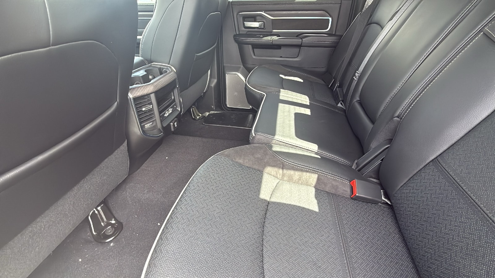 2026 RAM 3500 Laramie - Photo 24