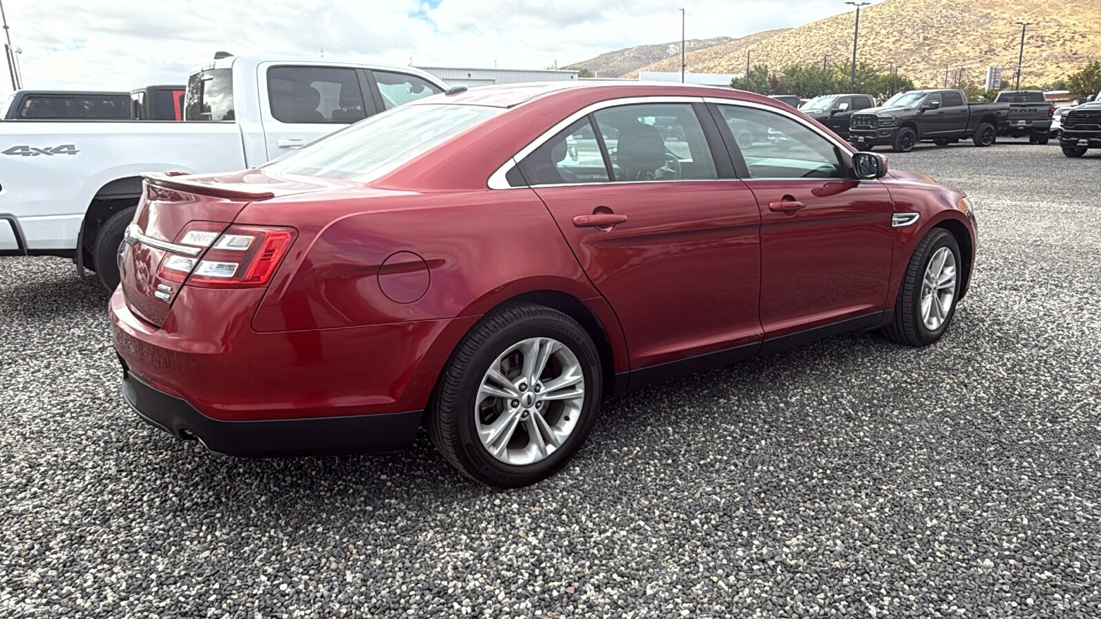 2017 Ford Taurus SEL photo 3