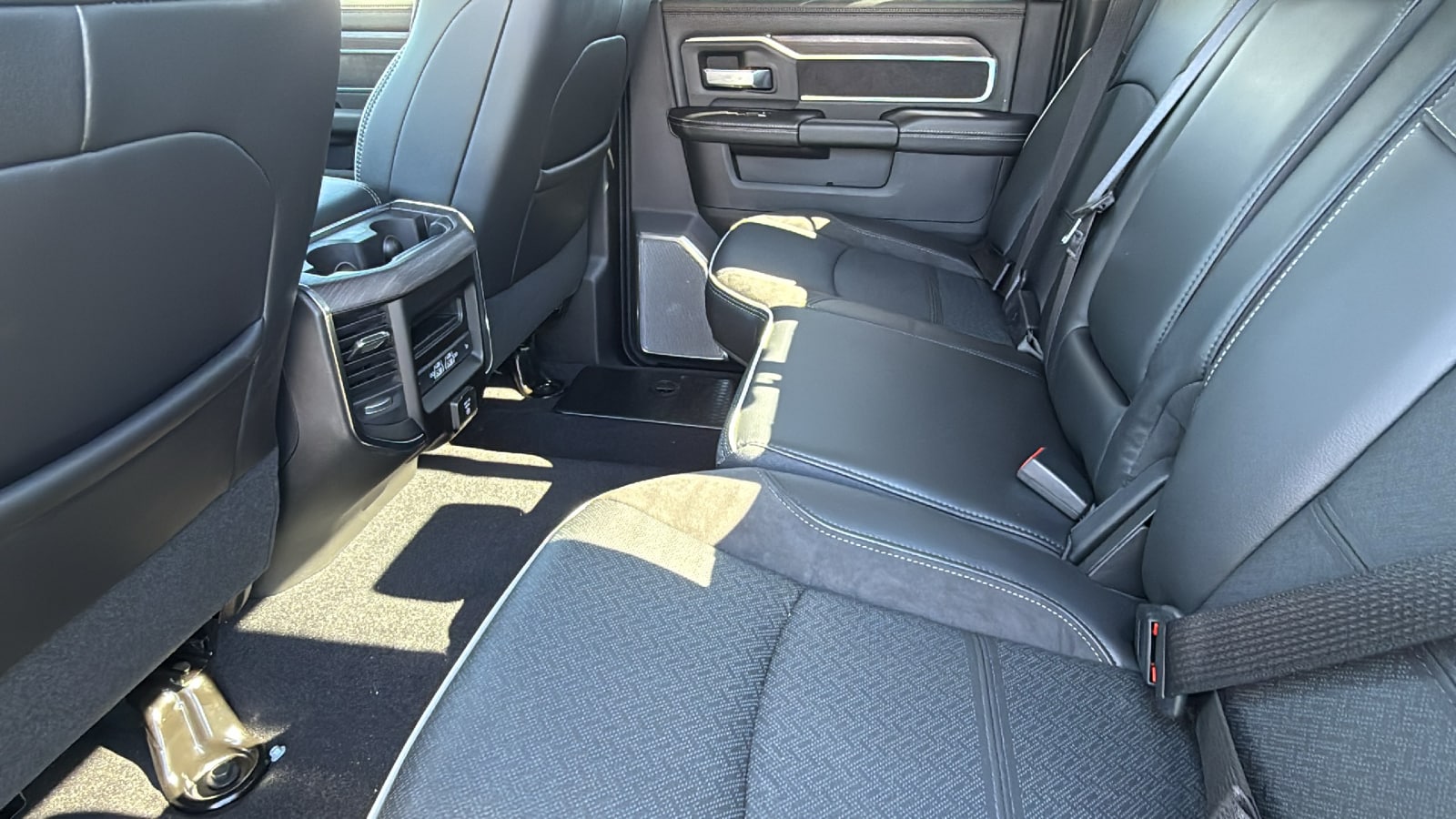 2026 RAM 3500 Laramie - Photo 24