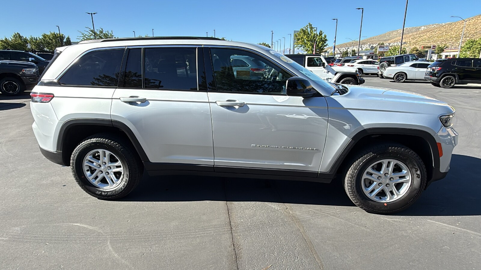 2025 Jeep Grand Cherokee Laredo photo 2