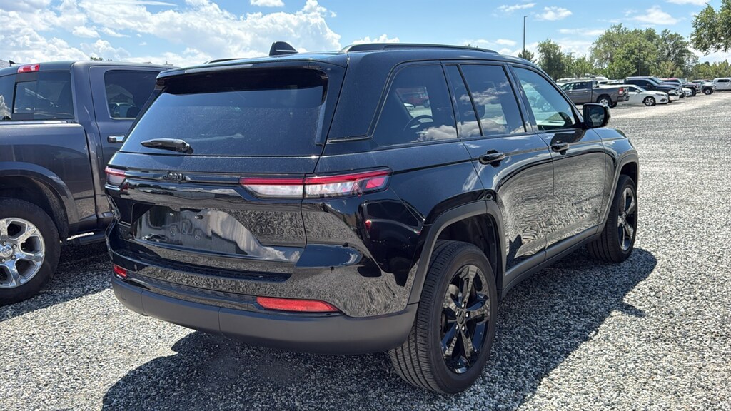 Used 2025 Jeep Grand Cherokee Laredo SUV