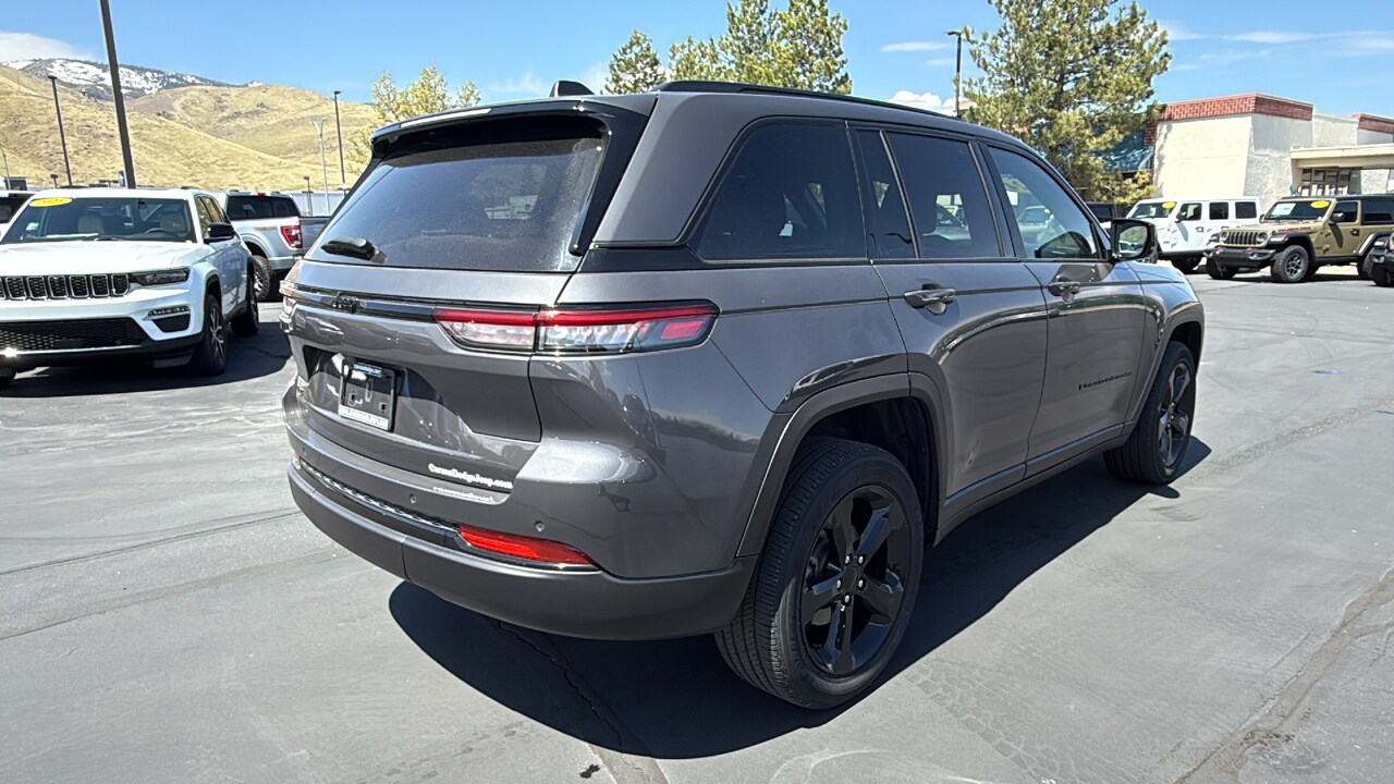 2024 Jeep Grand Cherokee Laredo photo 3