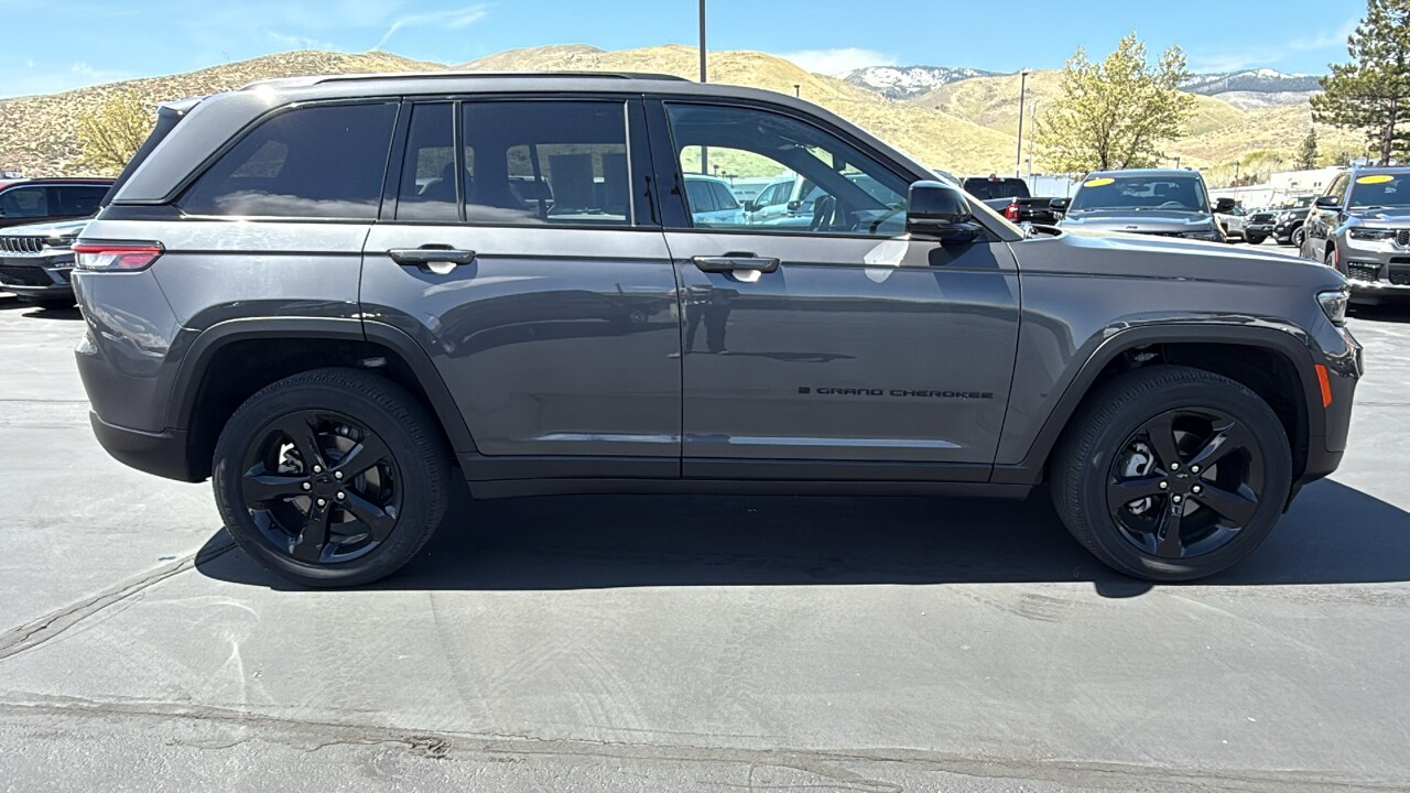 2024 Jeep Grand Cherokee Laredo photo 2