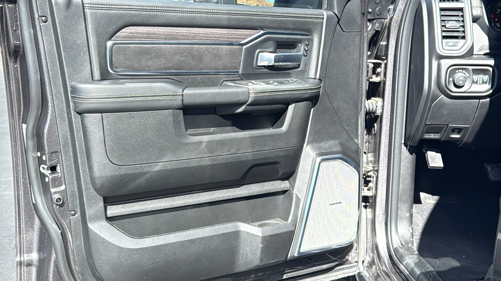 2026 RAM 3500 Laramie - Photo 23