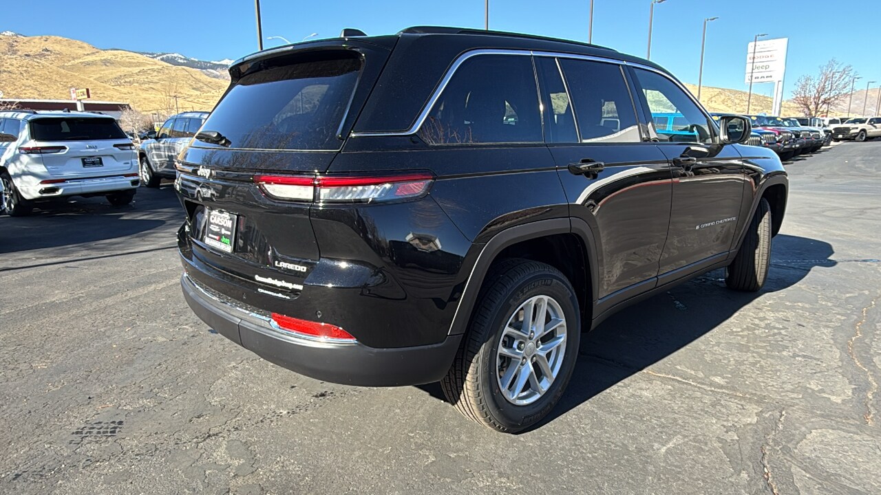 2025 Jeep Grand Cherokee Laredo photo 3