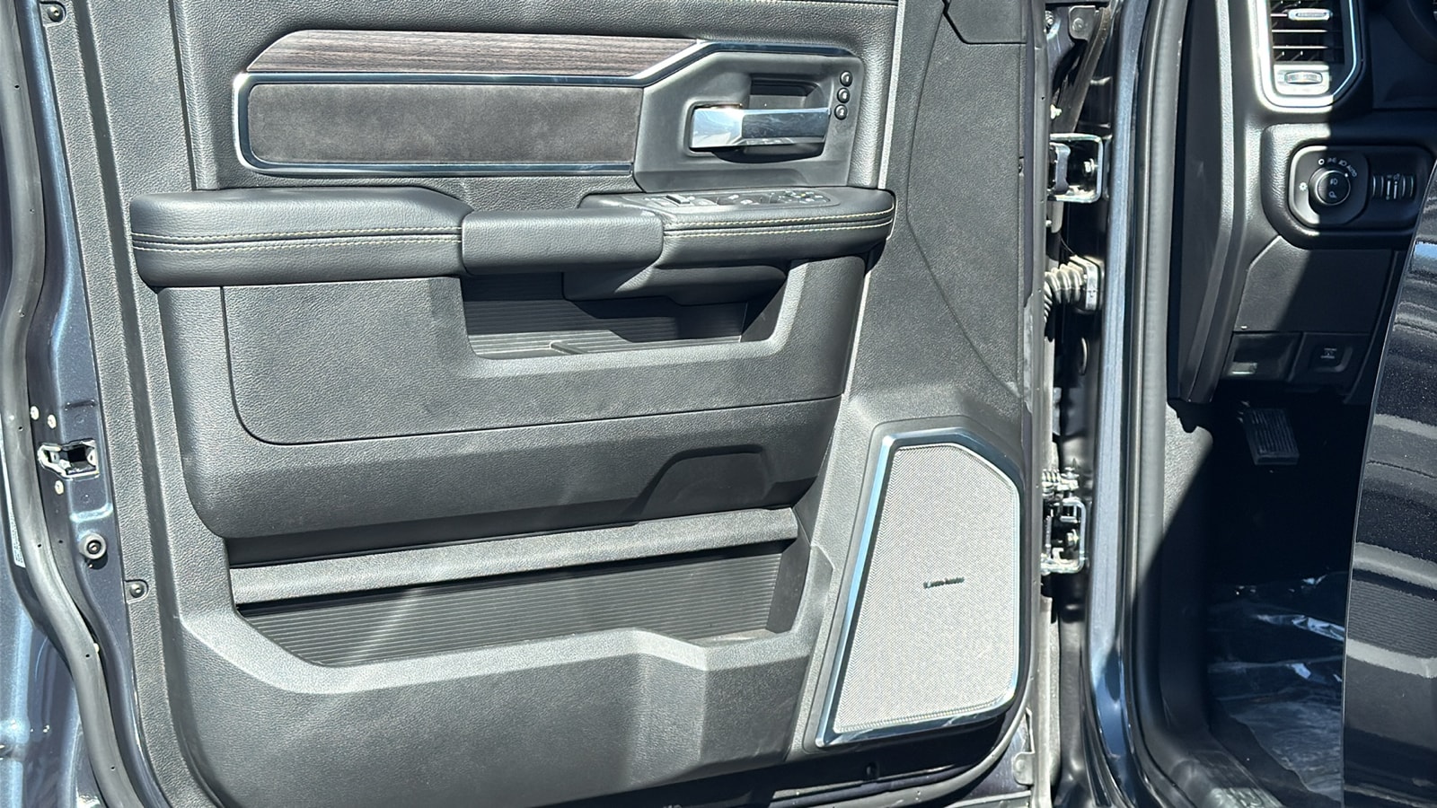 2026 RAM 3500 Laramie - Photo 23