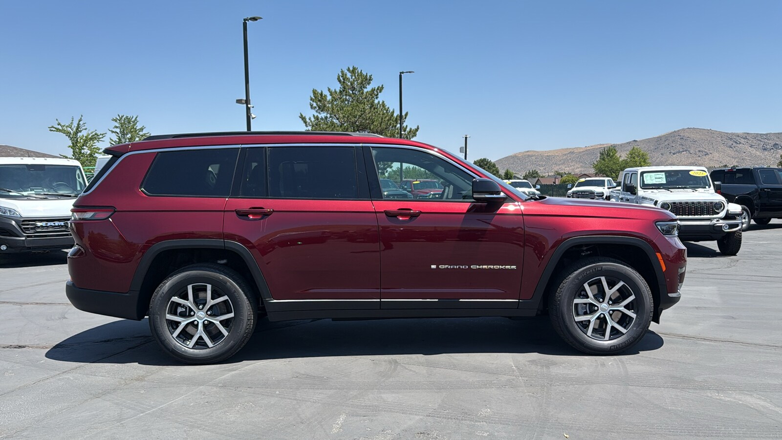 2025 Jeep Grand Cherokee Limited photo 2