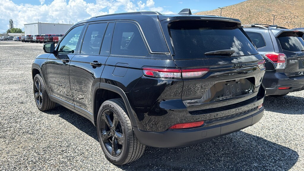 Used 2025 Jeep Grand Cherokee Laredo SUV