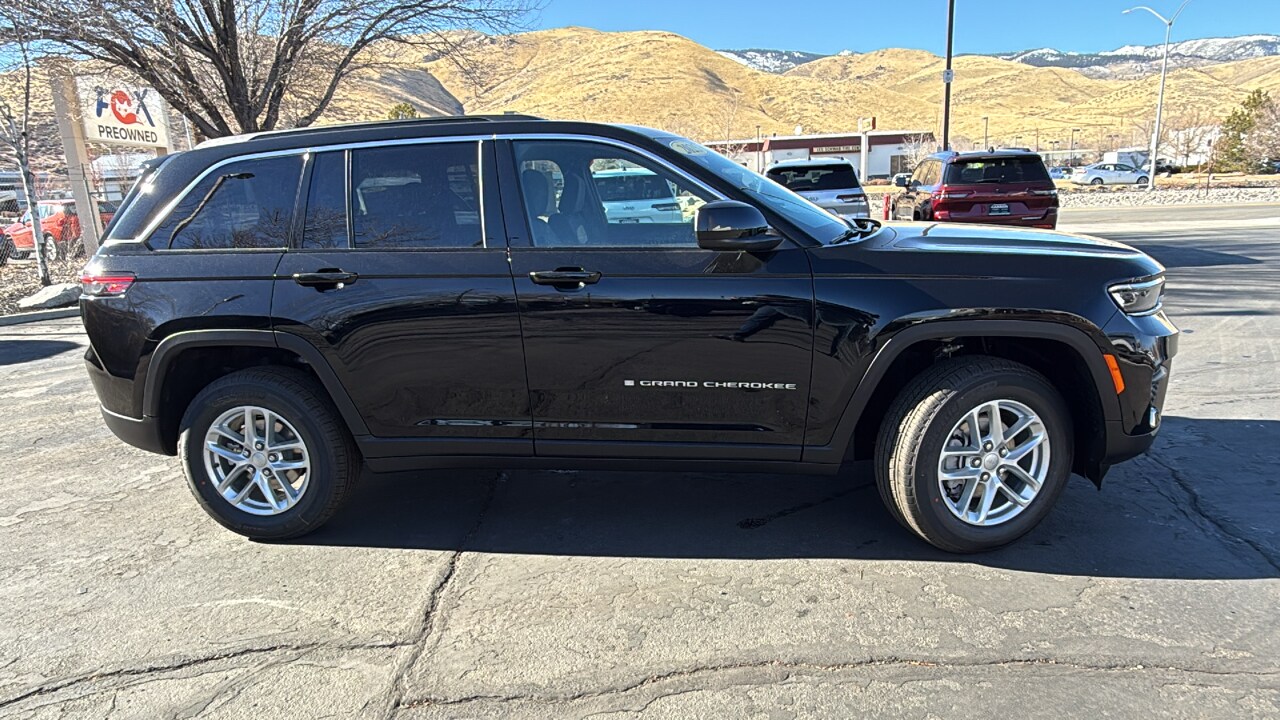 2025 Jeep Grand Cherokee Laredo photo 2