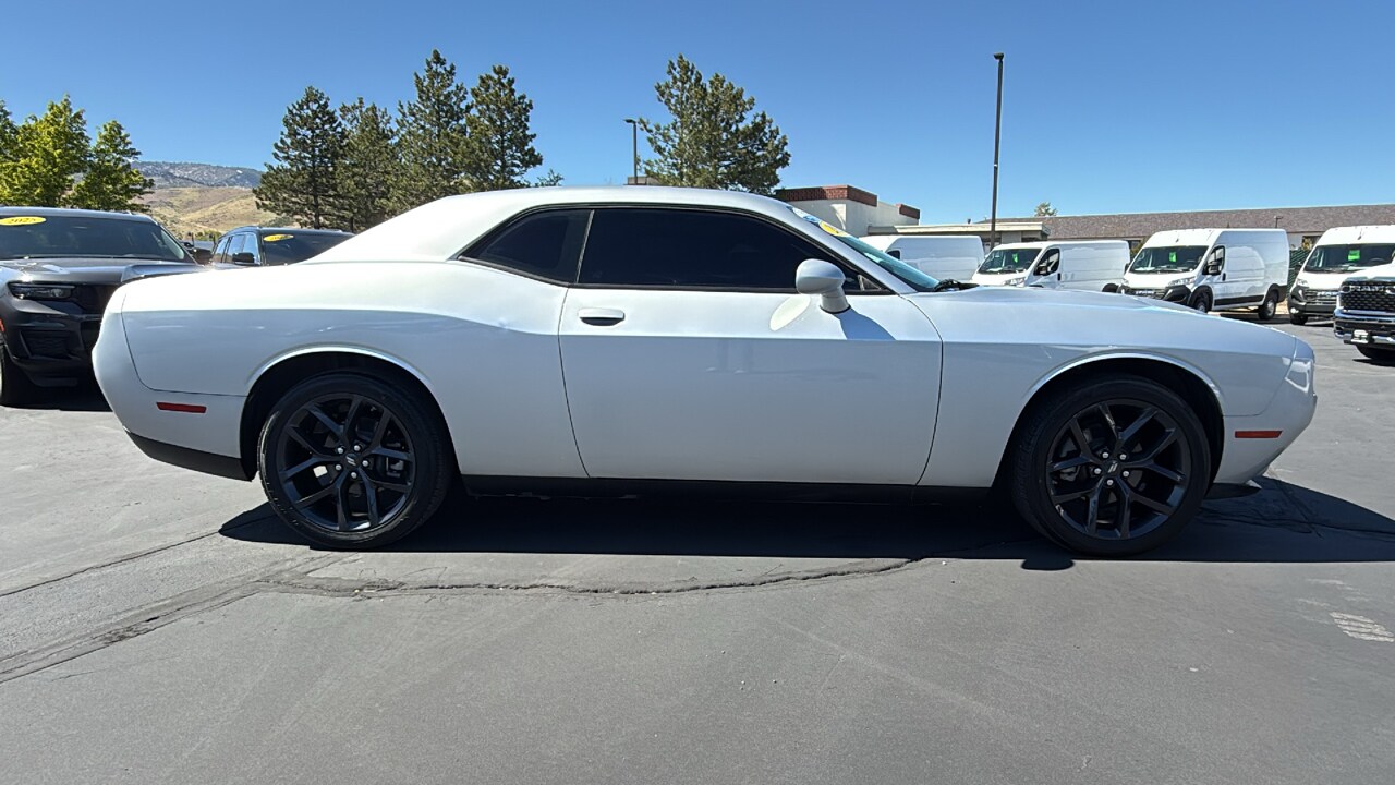 2022 Dodge Challenger SXT photo 2
