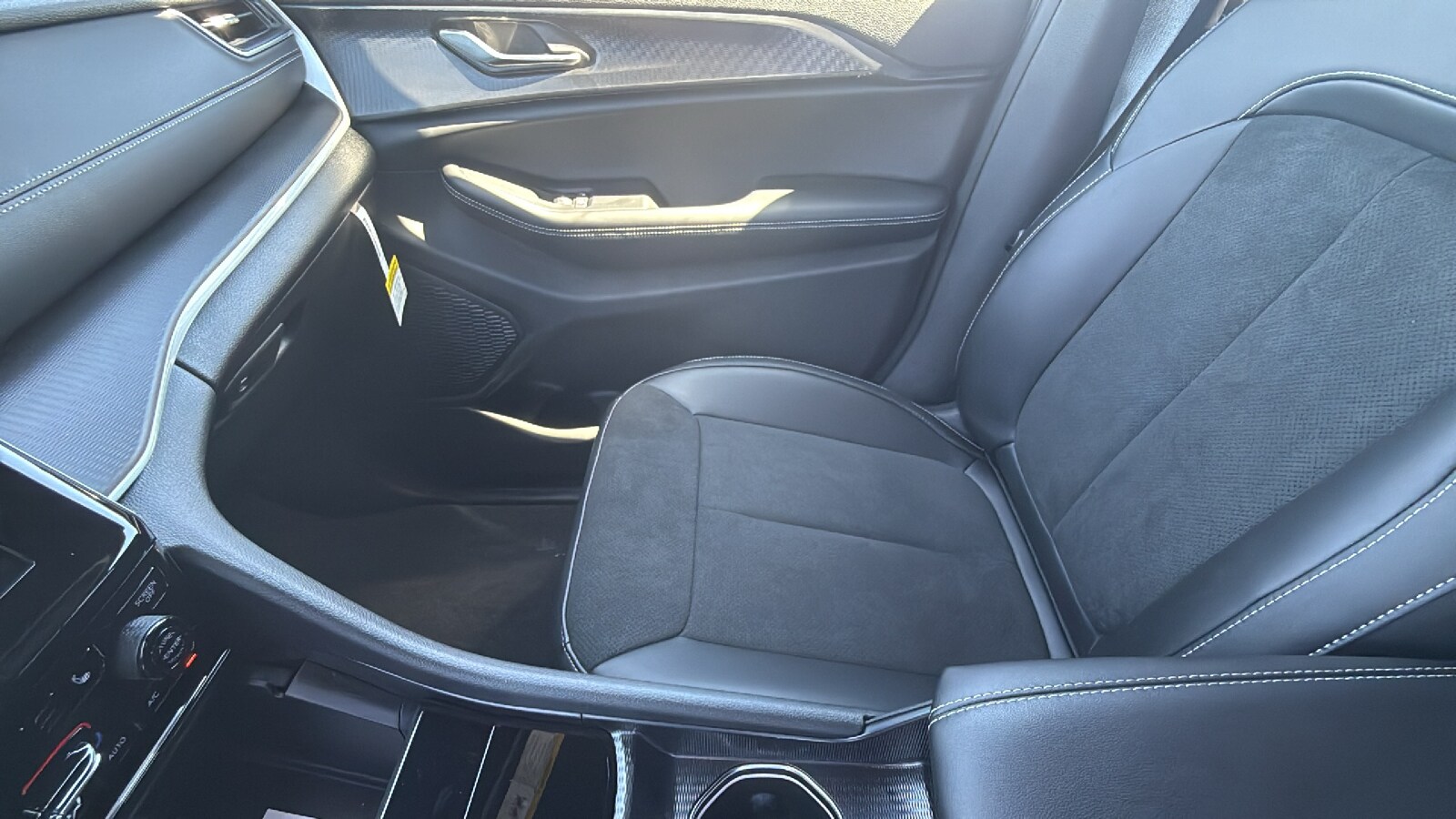 2025 Jeep Grand Cherokee Altitude photo 3