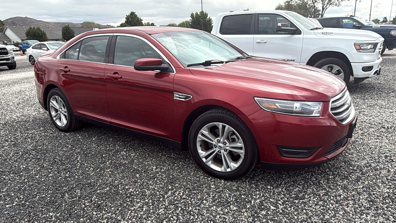 2017 Ford Taurus SEL photo 2