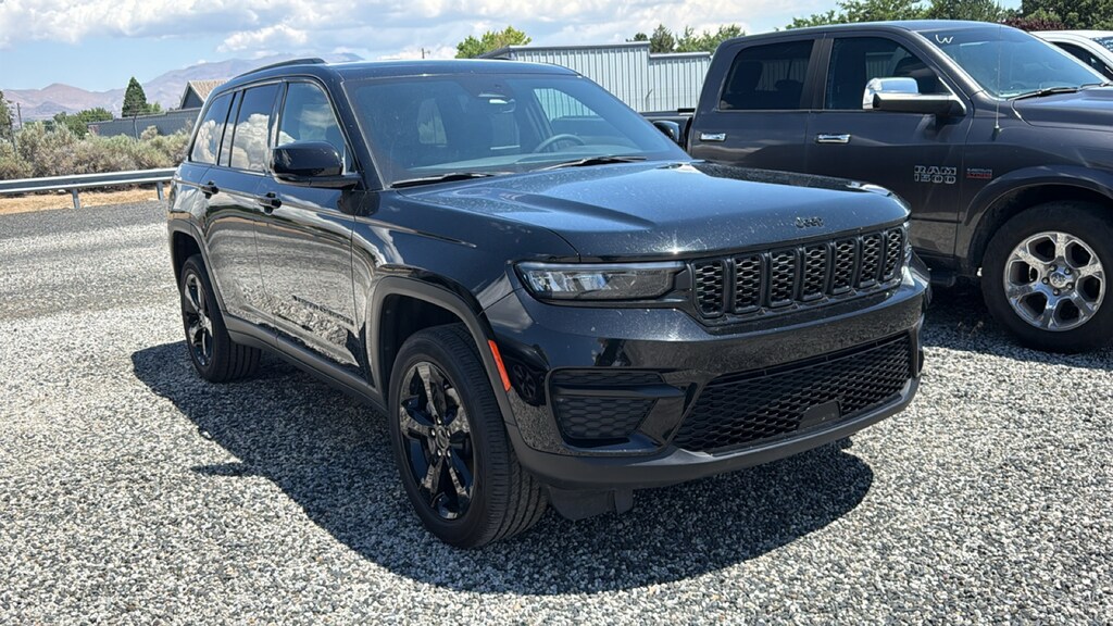 Used 2025 Jeep Grand Cherokee Laredo SUV