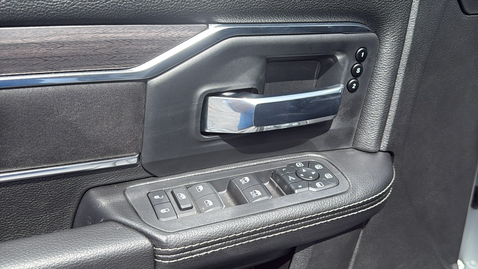 2026 RAM 3500 Laramie - Photo 21