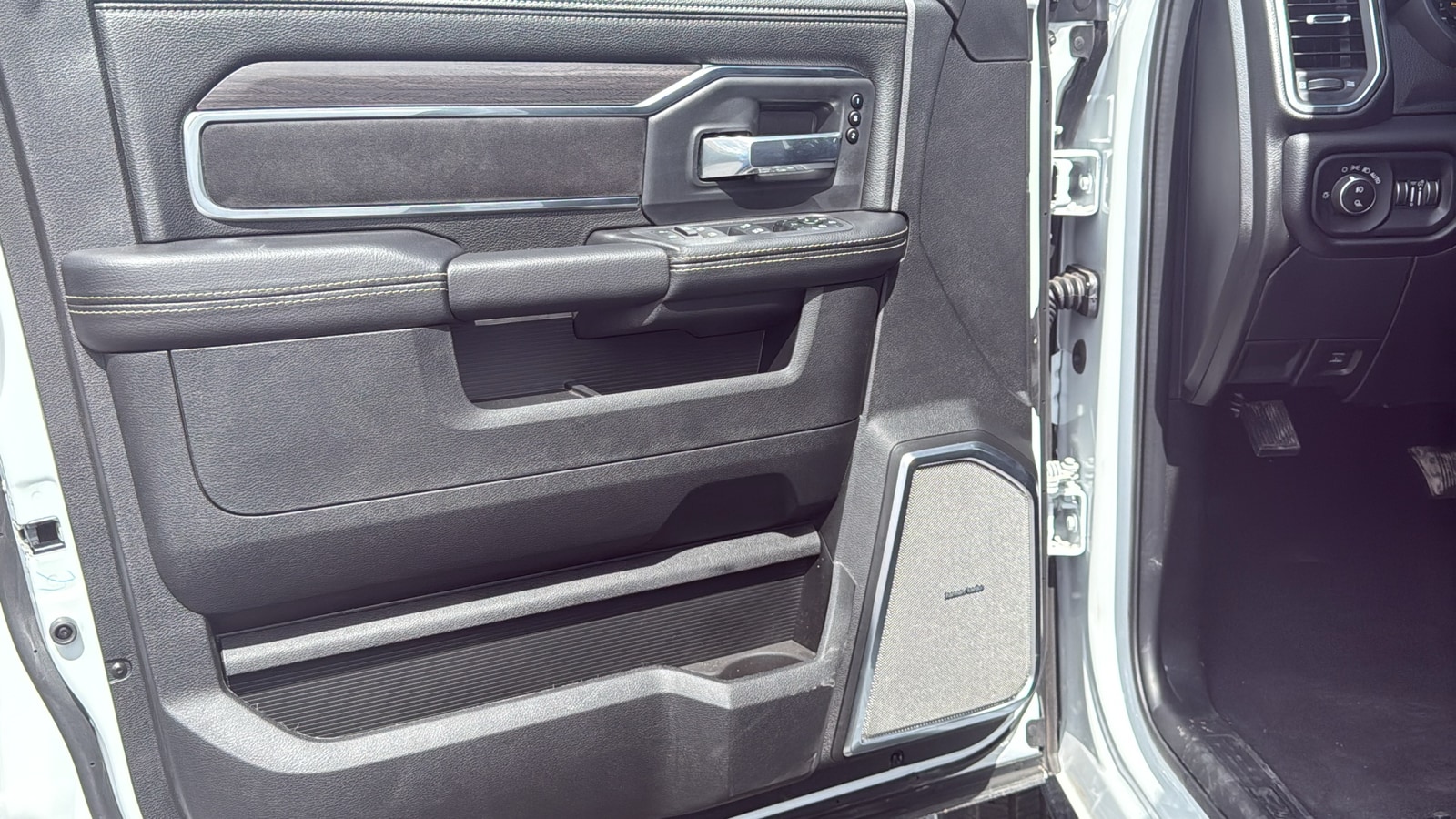 2026 RAM 3500 Laramie - Photo 22