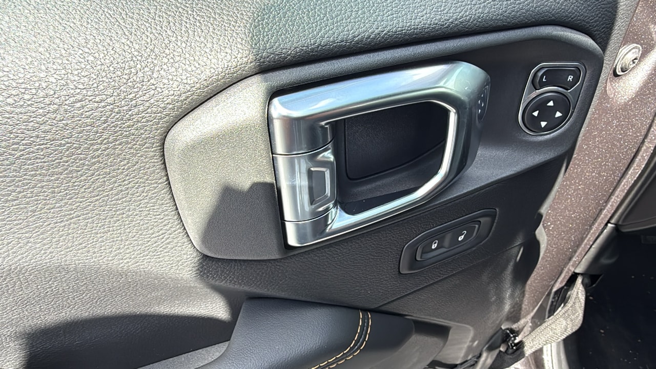 2025 Jeep Wrangler 4-Door Sahara - Photo 22