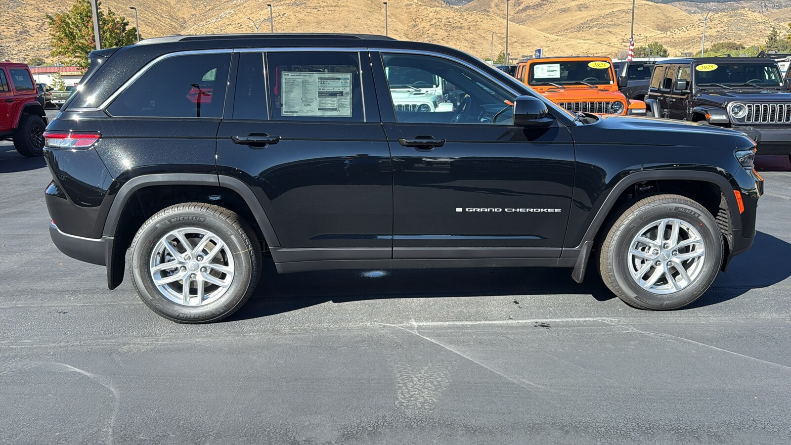 2025 Jeep Grand Cherokee Laredo photo 2