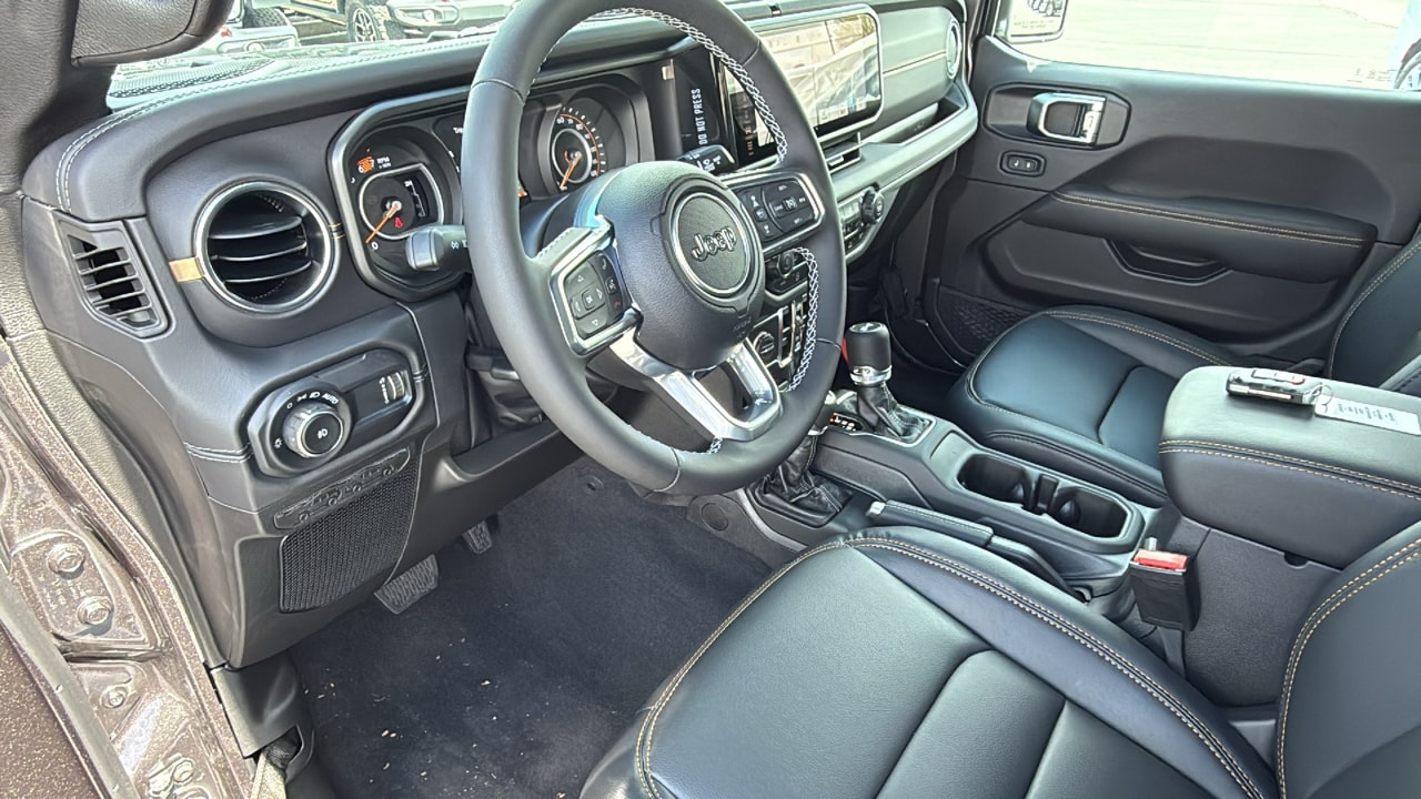 2025 Jeep Wrangler 4-Door Sahara - Photo 10