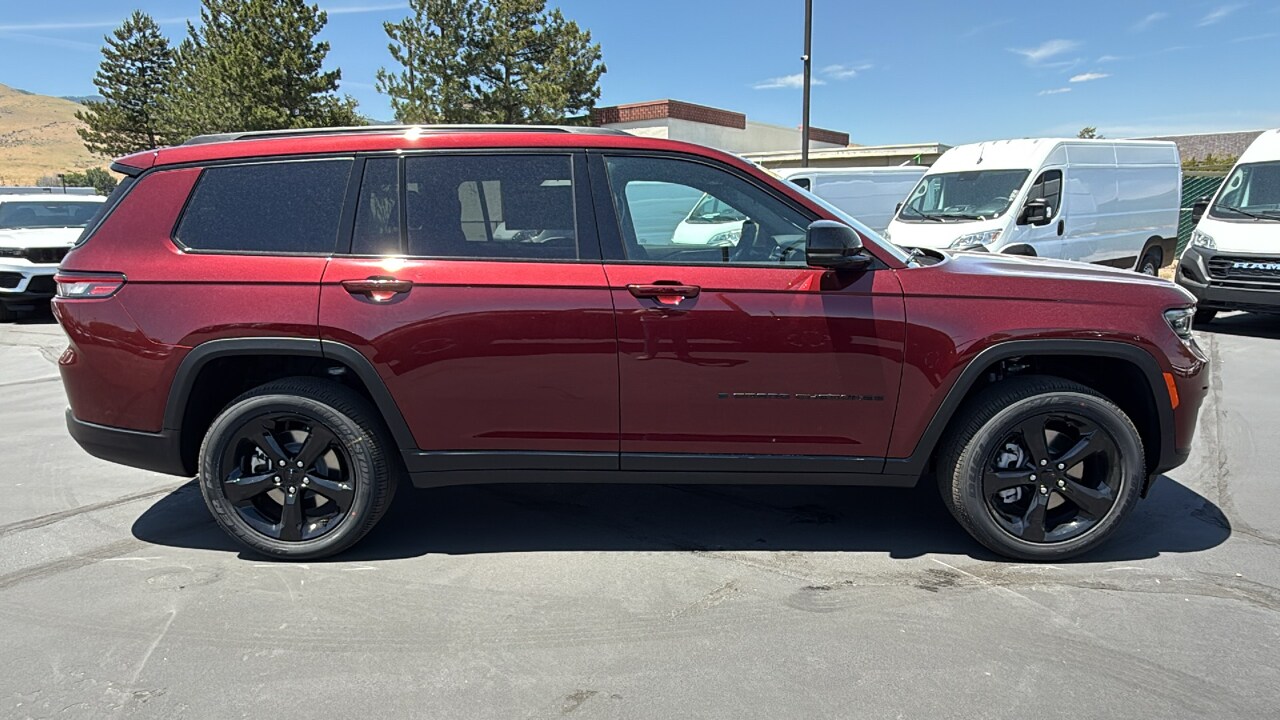 2025 Jeep Grand Cherokee Altitude photo 2