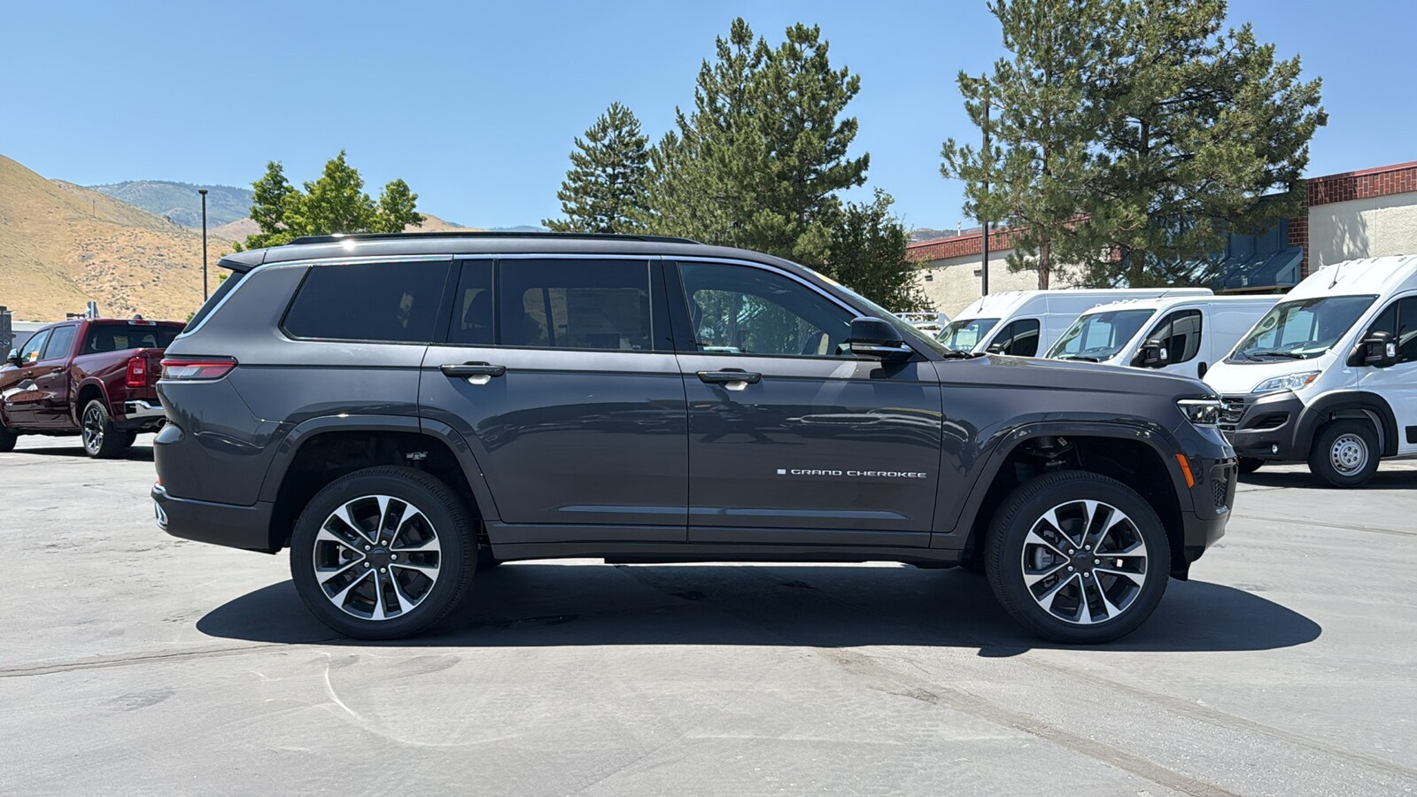 2025 Jeep Grand Cherokee Overland photo 2