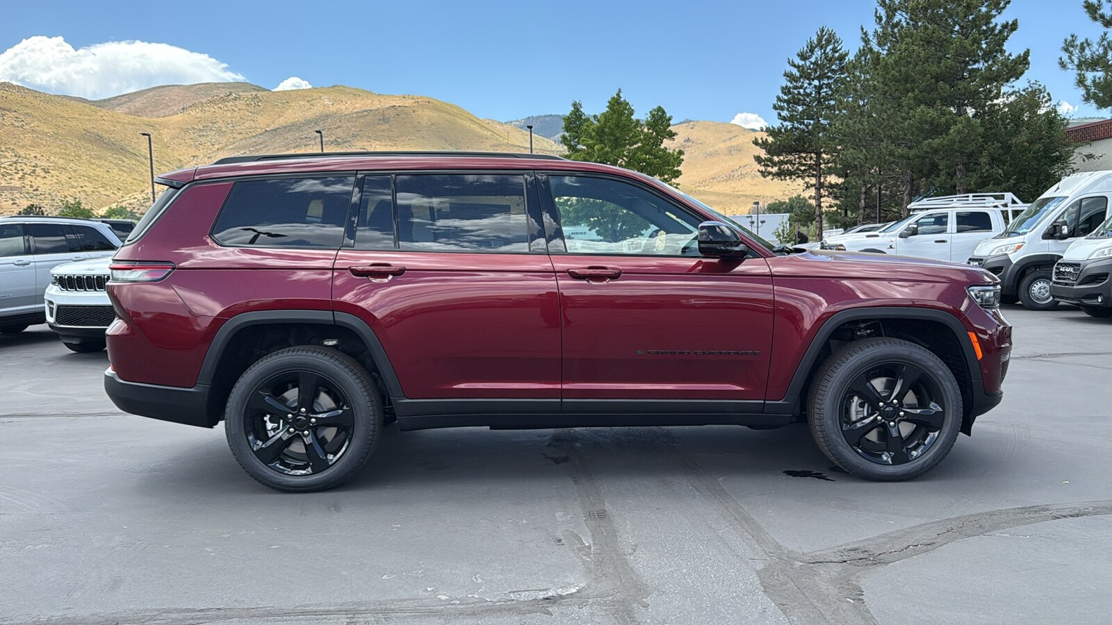 2025 Jeep Grand Cherokee Limited photo 2