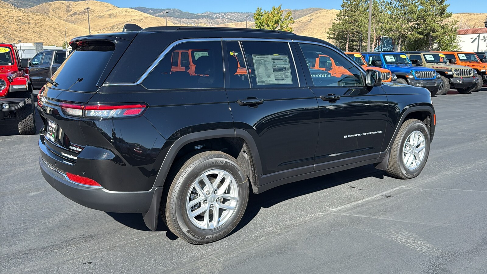 2025 Jeep Grand Cherokee Laredo photo 3