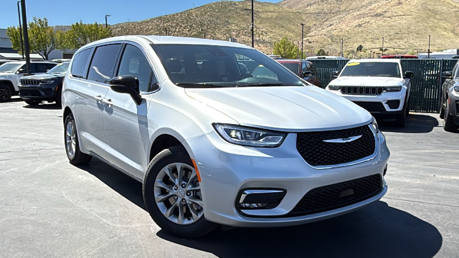 2026 Chrysler Pacifica Select AWD's photo