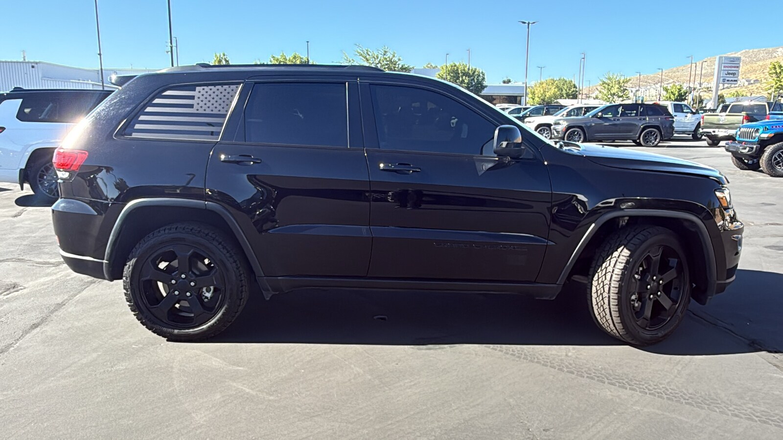 2021 Jeep Grand Cherokee Laredo photo 2