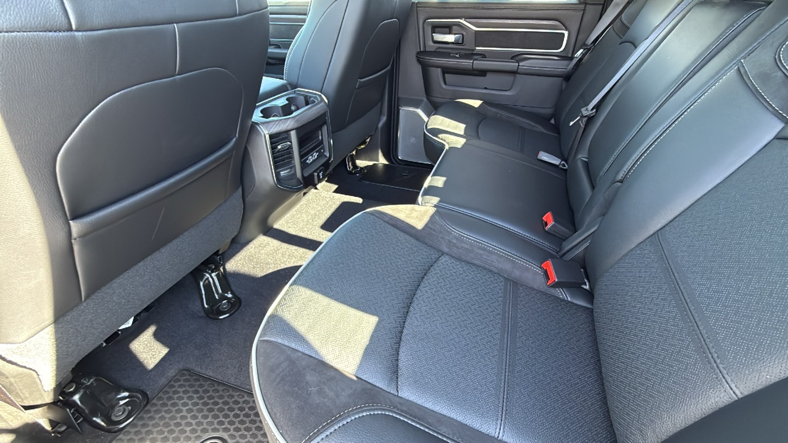 2026 RAM 3500 Laramie - Photo 24