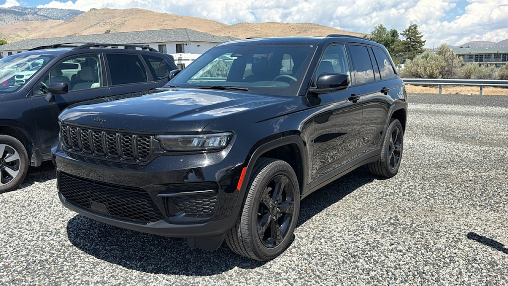Used 2025 Jeep Grand Cherokee Laredo SUV