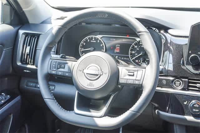 2024 Nissan Pathfinder SL 17