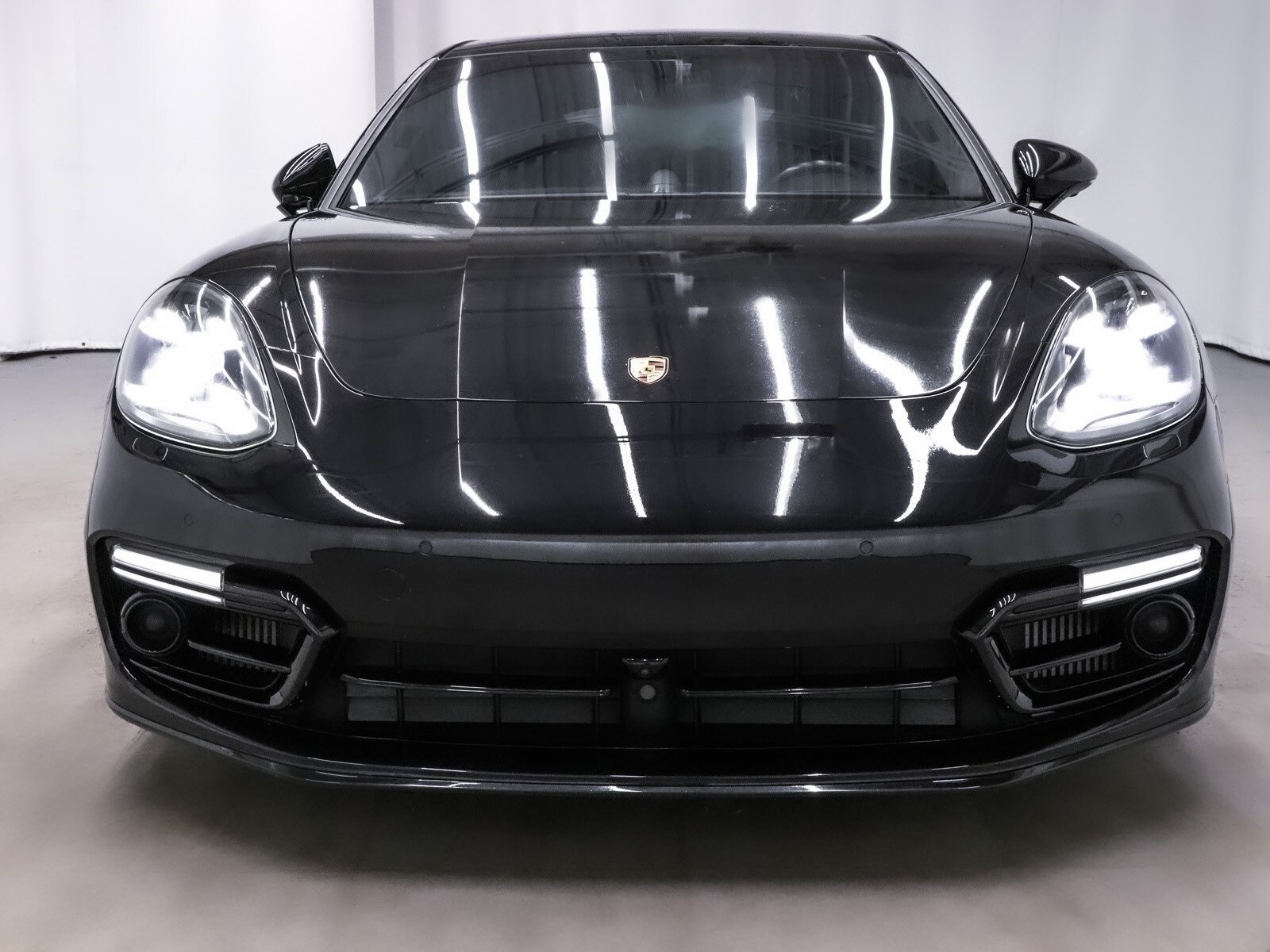 2018 Porsche Panamera E-Hybrid Turbo S Executive photo 2