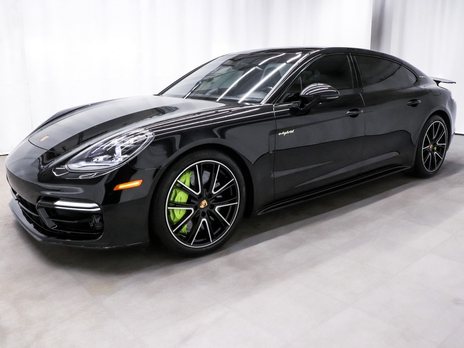 2018 Porsche Panamera E-Hybrid Turbo S Executive photo 3