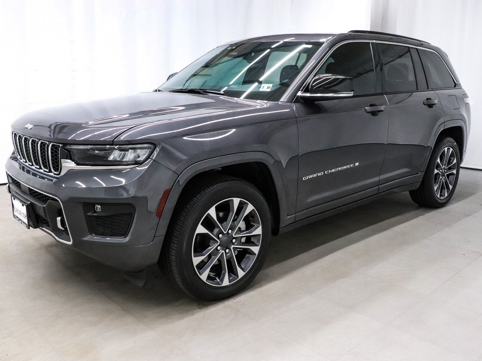2025 Jeep Grand Cherokee Overland photo 3
