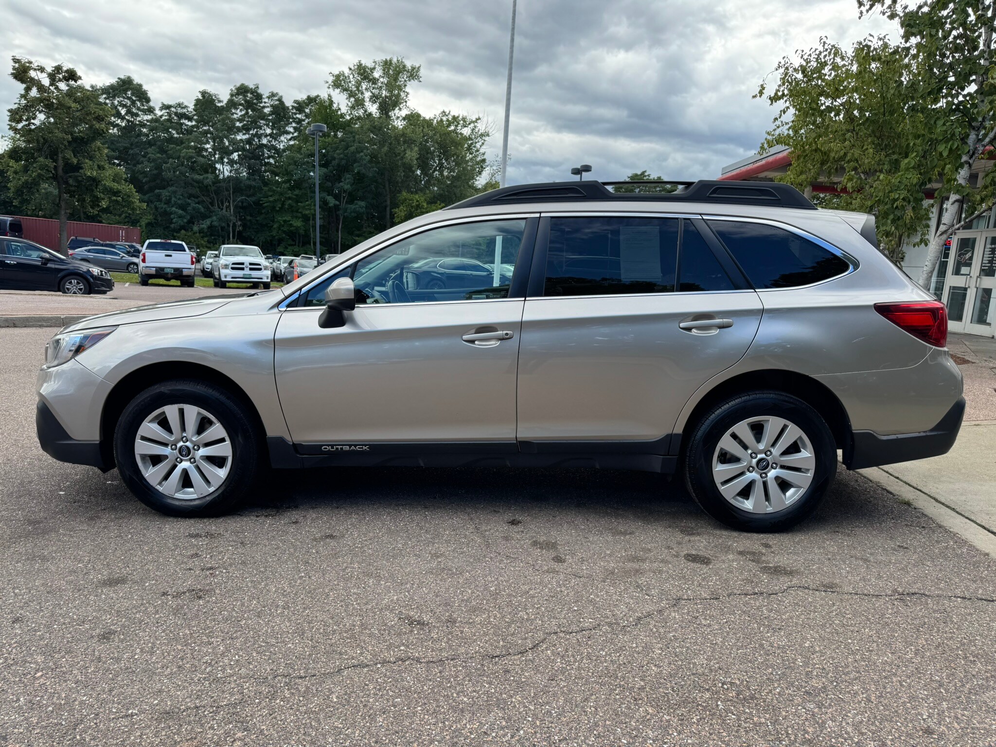 2019 Subaru Outback 2.5i Premium photo 2