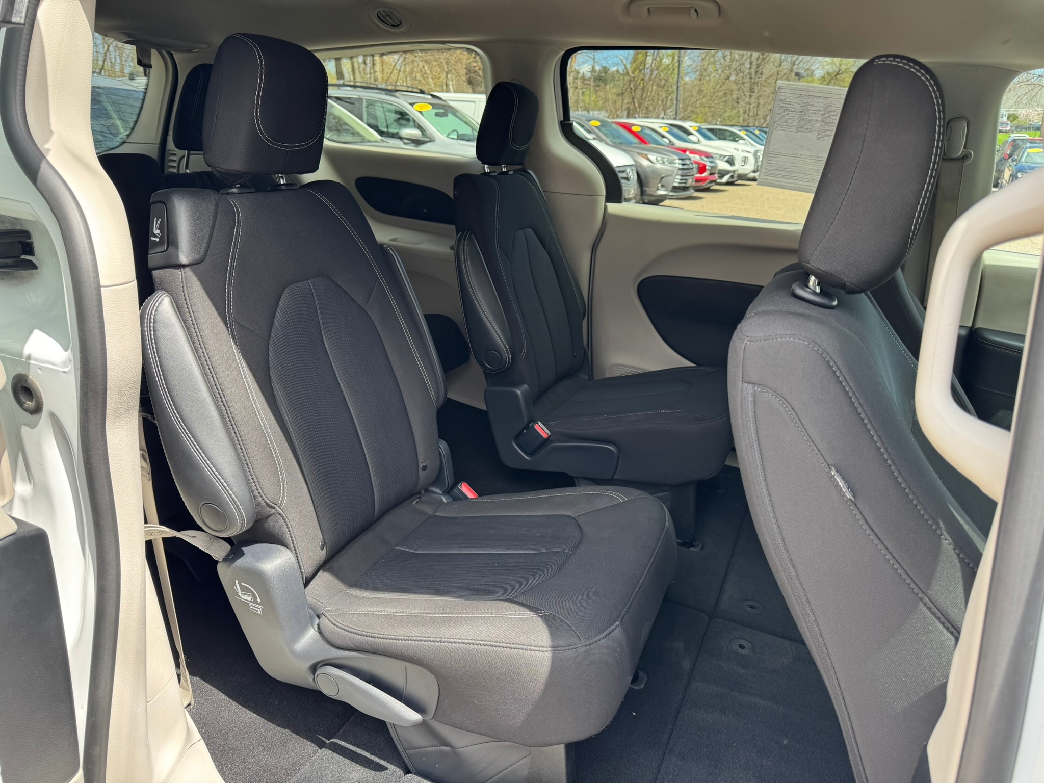 2023 Chrysler Voyager LX - Photo 13